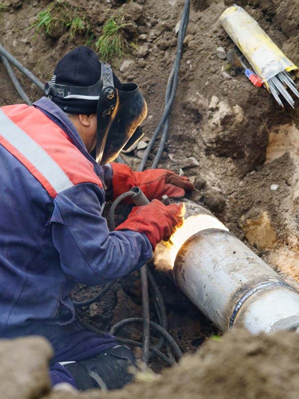 utility-worker-fixing-broken-water-main-sewerage-resize.jpg utility-worker-fixing-broken-water-main-sewerage-resize.jpg